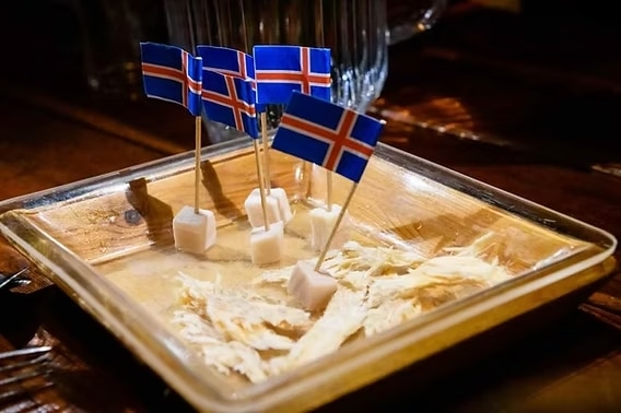 1. Hákarl (Islandia): El tiburón que huele a amoníaco