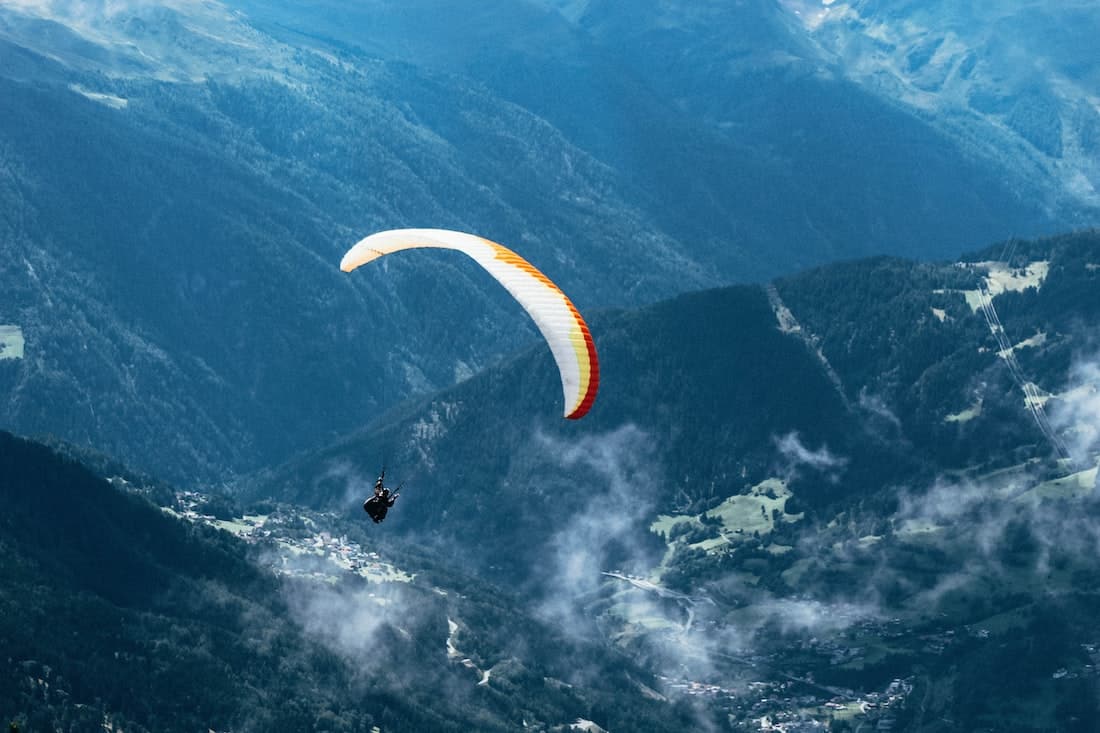 El seguro viaja los deportes de aventura en un viaje?